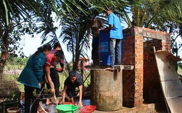 Đội quân lắp miễn phí bình lọc nước tặng người nghèo