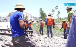 Hàng trăm cán bộ, nhân viên đường sắt đội nắng sửa đường ray