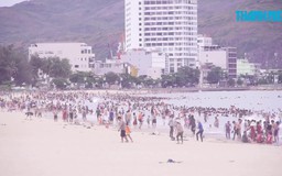Phong tục kỳ lạ: Tắm biển giữa trưa Tết Đoan Ngọ để trị bệnh