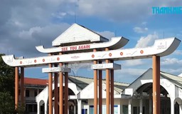 Cổng chào hoành tráng thành “khu nhà ma” trên Quốc lộ 9