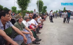 Hàng nghìn người dân chờ đón Chủ tịch nước Trần Đại Quang ở quê nhà