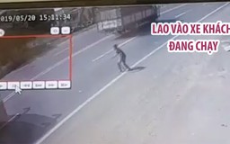 Người đàn ông bất ngờ lao vào xe khách đang chạy trên Quốc lộ 14