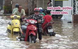 Phú Quốc lại ca “điệp khúc” đường lộ thành dòng sông, xe chết máy la liệt