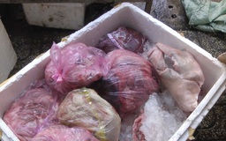 Tiêu hủy hơn 200 kg thịt heo thối phát hiện tại chợ Đồng Xoài