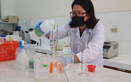 Giảng viên “nhốt mình” trong phòng thí nghiệm để điều chế dung dịch rửa tay phòng dịch corona