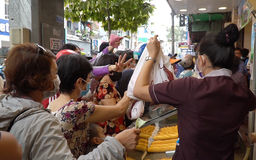 Chạy xe từ Tây Ninh lên Sài Gòn để mua bánh mì thanh long