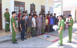 Đi dự đám cưới của người thân xong rủ nhau đánh bạc, bị công an bắt