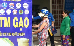 Cụ già bán vé số xúc động bên ATM gạo Tây Ninh: “Vui lắm, mừng lắm”