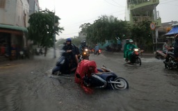 Đường thành dòng sông sau cơn mưa chiều, người dân TP.HCM lại khổ sở về nhà