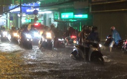 Khổ sở trên "con đường siêu ngập" Phan Huy Ích sau cơn mưa chiều muộn