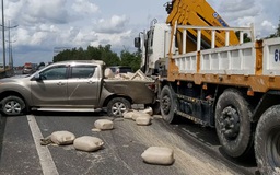 Cao tốc TP.HCM - Trung Lương ùn tắc vì xe cẩu tông xe bán tải