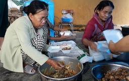 Sạt lở ở thủy điện Rào Trăng 3: dân mang chuối, rau, gà, gạo… tiếp sức đội cứu nạn