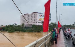 Quốc lộ 1A bị chia cắt, Quảng Trị khắp nơi mênh mông nước vì mưa lũ
