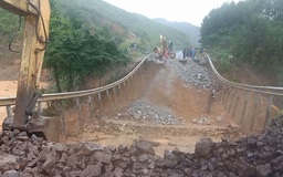Quốc lộ 26 bị cuốn trôi khiến giao thông Đắk Lắk - Khánh Hòa tê liệt