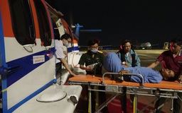 Bất chấp mưa lớn, xuyên đêm đưa bệnh nhân từ Trường Sa về đất liền chữa trị