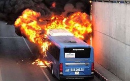 Kinh hoàng xe buýt đang chạy bốc cháy dữ dội ở hầm chui An Sương