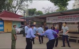 Bảo vệ Bệnh viện đa khoa tỉnh Tuyên Quang và người dân đánh nhau như phim hành động