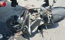 Xe máy bể nát đầu sau khi tông vào xe tải đậu bên đường