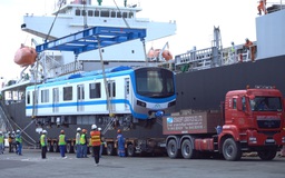 Thêm hai đoàn tàu của tuyến metro số 1 cập cảng tại TP.HCM