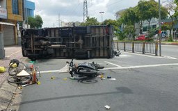 Xe tải chở gạo lật ngang sau va chạm xe máy và xe đạp, 1 người bị thương nặng