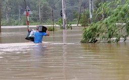 Nước sông Cu Đê dâng cao, người dân Đà Nẵng phải gửi xe, lội nước về nhà