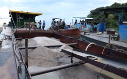 Bắt giữ 5 tàu khai thác cát lậu trong khu vực lòng hồ Dầu Tiếng