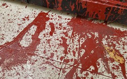 Khổ sở vì tự nhiên bị tạt mắm tôm, sơn đỏ dù “không nợ nần ai”