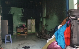 Cứu 3 người kẹt trong căn nhà cháy ở Hóc Môn