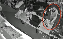 Kẻ trộm thoải mái “tung hoành” trong siêu thị mini lúc rạng sáng