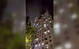 Hoảng loạn tháo chạy vì cháy căn hộ chung cư ở quận 8