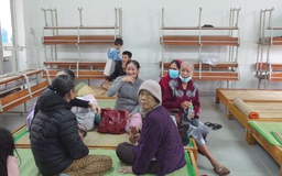 Người sơ tán nóng lòng về nhà sau khi bão Noru càn quét qua Quảng Nam