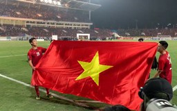Huy Hùng và Duy Mạnh nâng niu quốc kỳ sau chức vô địch AFF Cup