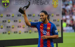 Ronaldinho tỏa sáng, huyền thoại Barcelona vẫn thua huyền thoại Manchester United