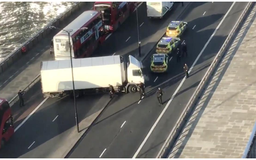 Cảnh sát Anh bắn hạ người tấn công bằng dao tại cầu London