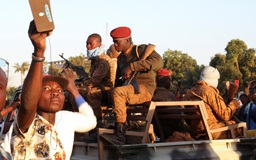 Quân đội Burkina Faso phế truất tổng thống, người dân hò reo ăn mừng