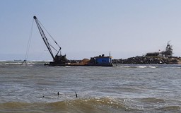 'Giải cứu' tàu cá ở cảng Đông Tác
