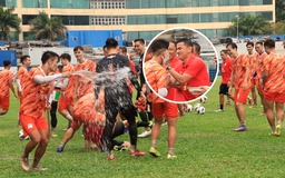 HLV Kiatisak và toàn đội HAGL ướt sũng vì tổ chức té nước kiểu Thái Lan