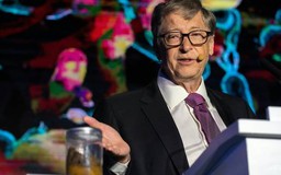 Bill Gates cầm… lọ phân giới thiệu toilet tương lai ở Trung Quốc
