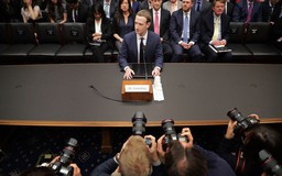 Mark Zuckerberg mất hơn 17 tỉ USD vì Facebook trượt không phanh