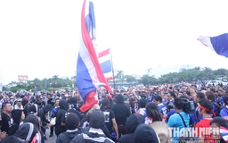 CĐV Thái Lan gây 'náo loạn' ở Mỹ Đình