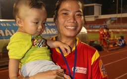 Con trai cầu thủ Kim Hồng ra sân Thống Nhất mừng mẹ Vô địch quốc gia