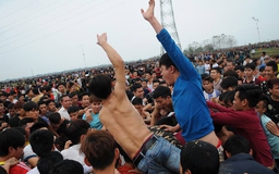 Hàng trăm thanh niên đánh nhau tại hội cướp phết Hiền Quan