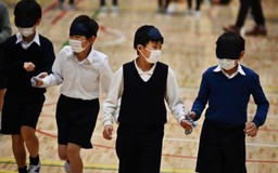 Thủ tướng Nhật Bản thuyết phục các trường học đóng cửa đến tháng 4