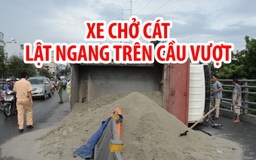 Xe tải chở cát bất ngờ lật ngang trên cầu vượt Cây Gõ