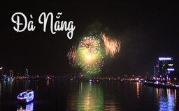 Chiêm ngưỡng pháo hoa bắn từ sà lan giữa sông Hàn ở Đà Nẵng