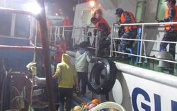Tàu cảnh sát biển sáng sớm giúp dân khắc phục sự cố trên biển