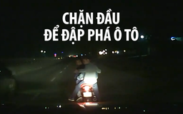 Liều mạng phóng xe máy 100 km/h, chặn đầu ô tô để đập phá