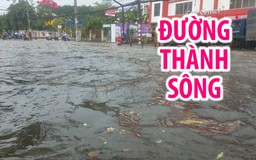 Người Sài Gòn chật vật vì đường thành sông sau cơn mưa lớn