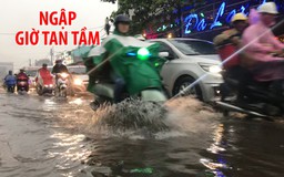 Người Sài Gòn lại khốn khổ vì mưa gây ngập nặng vào giờ tan tầm