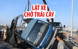 Lật xe chở trái cây trên cầu Trần Thị Lý, giao thông ùn ứ cả tiếng